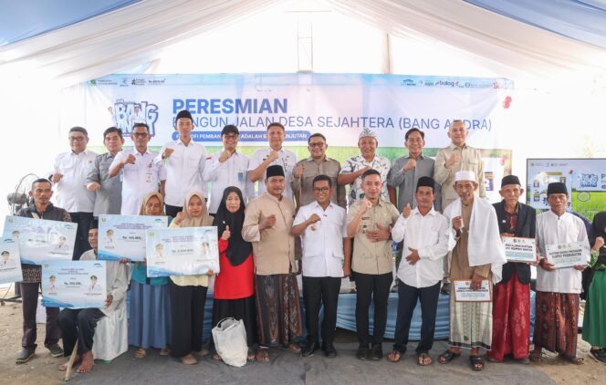 
 Gubernur Banten Andra Soni, Direktur Bisnis Slamet Riyadi, Pjs. Kepala Divisi Layanan Bisnis Pemerintahan Solikhin, Pimpinan Cabang Khusus Rangkasbitung Uci Sanusi, Pimpinan KCP Malingping Fuad Adnan saat menghadiri peresmian Program Bangun Jalan Desa Sejahtera (Bang Andra). Foto: Ist