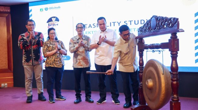 Gubernur Banten Andra Soni saat membuka Focus Group Discussion (FGD) Studi Kelayakan Elektrifikasi Jalur Kereta Api Rangkasbitung–Merak di Hotel Le Dian, Kota Serang. Foto: Ist