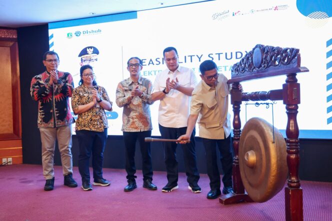 
 Gubernur Banten Andra Soni saat membuka Focus Group Discussion (FGD) Studi Kelayakan Elektrifikasi Jalur Kereta Api Rangkasbitung–Merak di Hotel Le Dian, Kota Serang. Foto: Ist