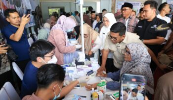 Gubernur Banten Andra Soni meninjau pelaksanaan Program Cek Kesehatan Gratis (CKG) di Gedung Cilegon Creative Center (GCC), Kelurahan Kedaleman, Kecamatan Cibeber, Kota Cilegon. Foto: Ist