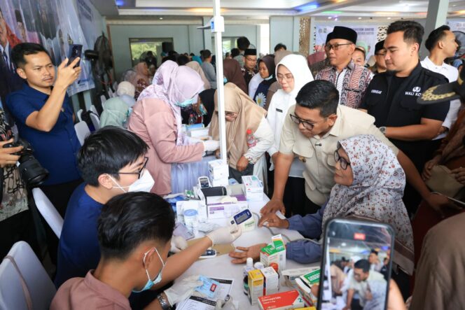 
 Gubernur Banten Andra Soni meninjau pelaksanaan Program Cek Kesehatan Gratis (CKG) di Gedung Cilegon Creative Center (GCC), Kelurahan Kedaleman, Kecamatan Cibeber, Kota Cilegon. Foto: Ist