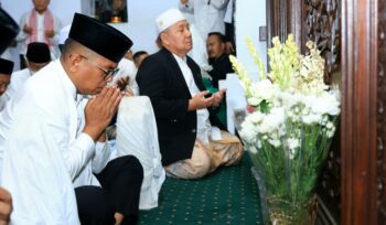 Gubernur Banten Andra Soni saat berziarah di kompleks pemakaman Kesultanan Banten di Masjid Agung Banten, Kasemen, Kota Serang. Foto: Ist