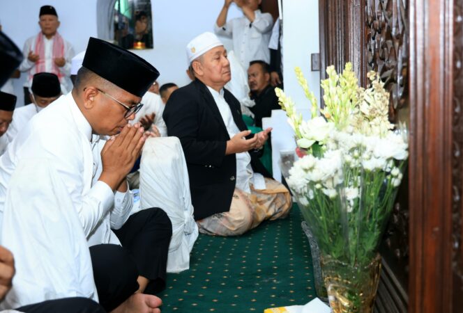 
 Gubernur Banten Andra Soni saat berziarah di kompleks pemakaman Kesultanan Banten di Masjid Agung Banten, Kasemen, Kota Serang. Foto: Ist