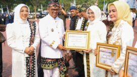 Gubernur Banten Andra Soni, saat Menyerahkan Penghargaan usai Upacara Peringatan HUT ke-26 Provinsi Banten di Lapangan Upacara Kantor Gubernur Banten, KP3B, Curug, Kota Serang. Foto: Ist