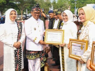 Gubernur Banten Andra Soni, saat Menyerahkan Penghargaan usai Upacara Peringatan HUT ke-26 Provinsi Banten di Lapangan Upacara Kantor Gubernur Banten, KP3B, Curug, Kota Serang. Foto: Ist
