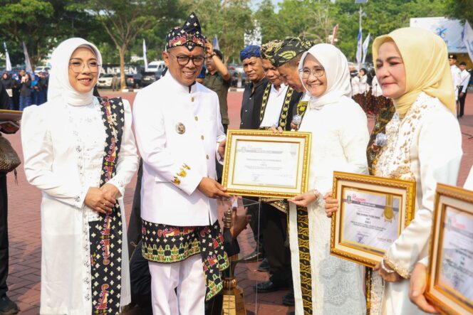 
 Gubernur Banten Andra Soni, saat Menyerahkan Penghargaan usai Upacara Peringatan HUT ke-26 Provinsi Banten di Lapangan Upacara Kantor Gubernur Banten, KP3B, Curug, Kota Serang. Foto: Ist