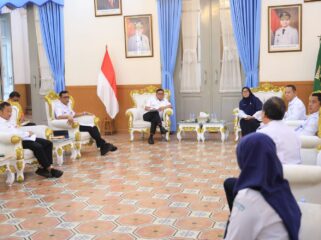 Gubernur Banten Andra Soni usai menerima paparan terkait dinamika iklim dari jajaran Balai Besar Meteorologi, Klimatologi, dan Geofisika (BBMKG) Wilayah II di Gedung Negara Provinsi Banten, Jalan K.H. Syam’un Nomor 5, Kota Serang. Foto: Ist