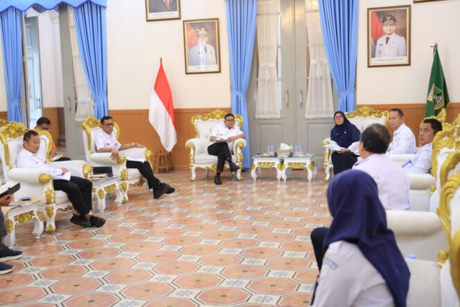 
 Gubernur Banten Andra Soni usai menerima paparan terkait dinamika iklim dari jajaran Balai Besar Meteorologi, Klimatologi, dan Geofisika (BBMKG) Wilayah II di Gedung Negara Provinsi Banten, Jalan K.H. Syam’un Nomor 5, Kota Serang. Foto: Ist