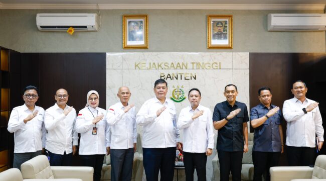 Kepala Kejaksaan Tinggi (Kajati) Banten menerima kunjungan audiensi dari Direksi dan Dewan Komisaris Bank Banten di Kantor Kejaksaan Tinggi Banten, Kota Serang, Rabu (07/10/2026). Foto: Ist