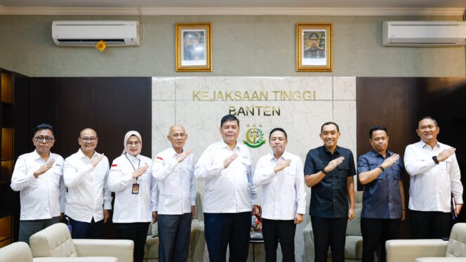 
 Kepala Kejaksaan Tinggi (Kajati) Banten menerima kunjungan audiensi dari Direksi dan Dewan Komisaris Bank Banten di Kantor Kejaksaan Tinggi Banten, Kota Serang, Rabu (07/10/2026). Foto: Ist