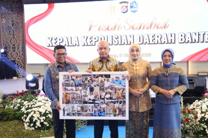 
 Gubernur Banten Andra Soni menyampaikan apresiasi dan terima kasih kepada Irjen Pol. Hengki atas pengabdian serta kerja samanya selama menjabat sebagai Kapolda Banten. Foto: Ist