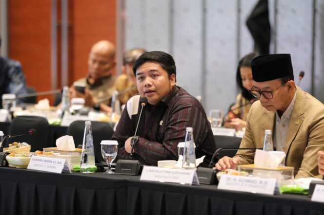 
 Anggota DPR RI Kawendra Lukistian saat Diskusi Strategis Telkom Bersama Komisi VI DPR RI bertajuk “Kedaulatan Infrastruktur Digital Nasional: Inisiatif Strategis TelkomGroup untuk Dampak Nasional yang Nyata” di Jakarta. Foto: Ist