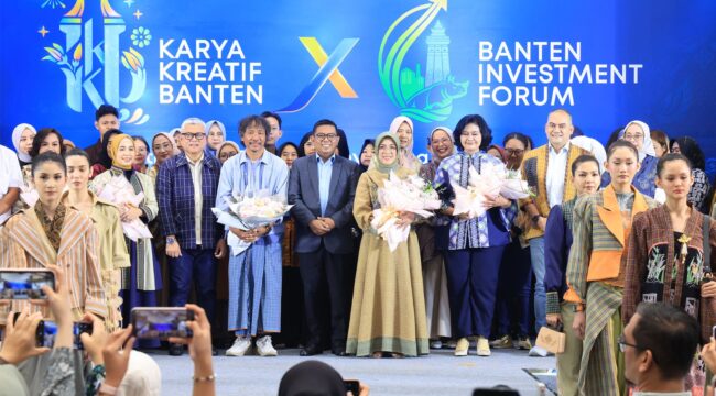Gubernur Banten Andra Soni usai menyaksikan peragaan busana (fashion show) Karya Kreatif Banten di Bintaro Jaya Xchange Mall, Kota Tangerang Selatan. Foto: Ist