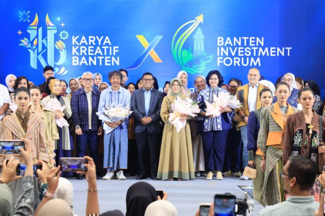 
 Gubernur Banten Andra Soni usai menyaksikan peragaan busana (fashion show) Karya Kreatif Banten di Bintaro Jaya Xchange Mall, Kota Tangerang Selatan. Foto: Ist