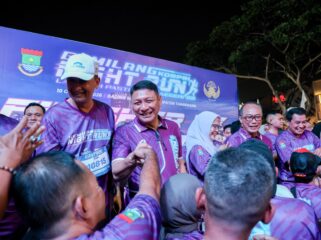 Sekretaris Daerah Provinsi Banten Deden Apriandhi Hartawan saat mendampingi Kepala Badan Kepegawaian Negara (BKN) RI Zudan Arif Fakhrullah membuka ajang Gemilang Korpri Night Run 2026 di Gading Serpong, Tangerang. Foto: Ist