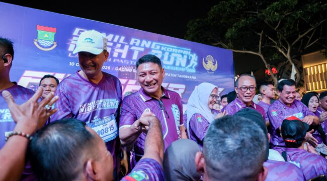 Sekretaris Daerah Provinsi Banten Deden Apriandhi Hartawan saat mendampingi Kepala Badan Kepegawaian Negara (BKN) RI Zudan Arif Fakhrullah membuka ajang Gemilang Korpri Night Run 2026 di Gading Serpong, Tangerang. Foto: Ist