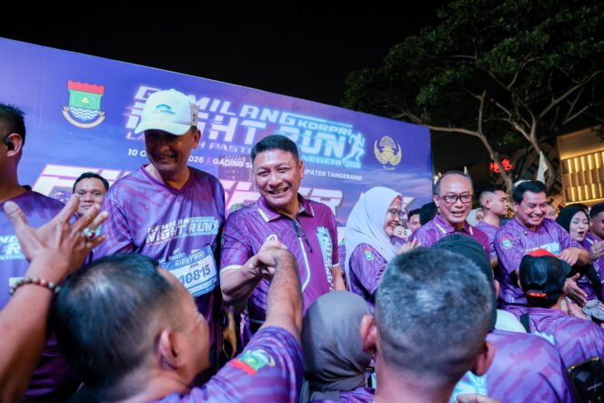 
 Sekretaris Daerah Provinsi Banten Deden Apriandhi Hartawan saat mendampingi Kepala Badan Kepegawaian Negara (BKN) RI Zudan Arif Fakhrullah membuka ajang Gemilang Korpri Night Run 2026 di Gading Serpong, Tangerang. Foto: Ist