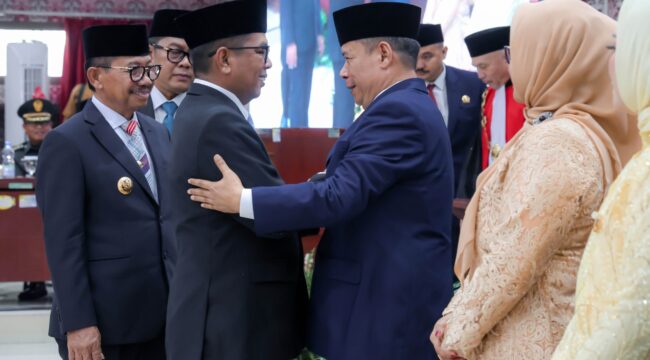 Gubernur Banten Andra Soni saat menghadiri rapat paripurna pengucapan sumpah/janji Saiful Milah sebagai Ketua DPRD Kota Tangerang. Foto: Ist