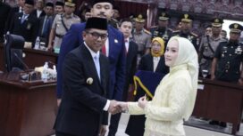 Gubernur Banten Andra Soni ucapkan selamat Kepada Diana Rosiyana yang resmi dilantik menjadi anggota DPRD Kota Tangerang peridode 2026-2029. Foto: Ist