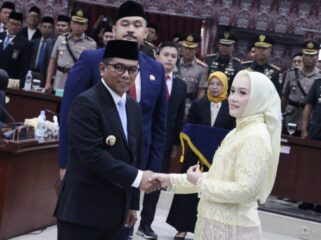 Gubernur Banten Andra Soni ucapkan selamat Kepada Diana Rosiyana yang resmi dilantik menjadi anggota DPRD Kota Tangerang peridode 2026-2029. Foto: Ist