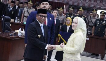 Gubernur Banten Andra Soni ucapkan selamat Kepada Diana Rosiyana yang resmi dilantik menjadi anggota DPRD Kota Tangerang peridode 2026-2029. Foto: Ist