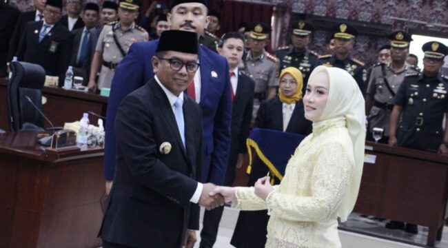Gubernur Banten Andra Soni ucapkan selamat Kepada Diana Rosiyana yang resmi dilantik menjadi anggota DPRD Kota Tangerang peridode 2026-2029. Foto: Ist