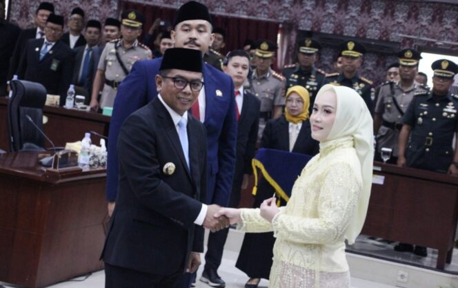 
 Gubernur Banten Andra Soni ucapkan selamat Kepada Diana Rosiyana yang resmi dilantik menjadi anggota DPRD Kota Tangerang peridode 2026-2029. Foto: Ist