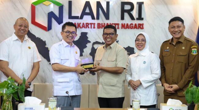 Gubernur Banten Andra Soni saat pertemuan strategis di Kantor Pusat Lembaga Administrasi Negara Republik Indonesia (LAN RI) di Jalan Veteran Nomor 10, Jakarta Pusat. Foto: Ist