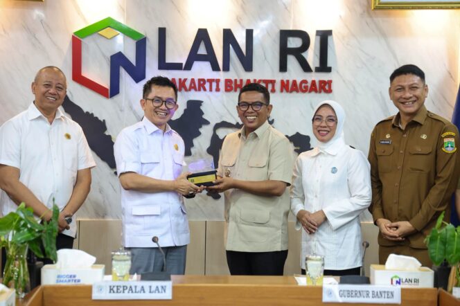 
 Gubernur Banten Andra Soni saat pertemuan strategis di Kantor Pusat Lembaga Administrasi Negara Republik Indonesia (LAN RI) di Jalan Veteran Nomor 10, Jakarta Pusat. Foto: Ist