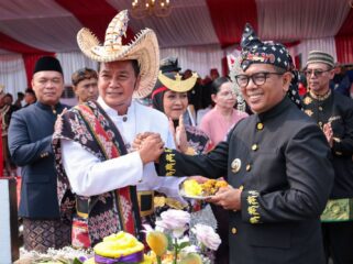 Gubernur Banten Andra Soni dan Bupati Tangerang Moch Maesyal Rasyid saat Peringatan Hari Jadi Ke-394 Kabupaten Tangerang di Gedung DPRD Kabupaten Tangerang, Selasa (13/10/2026). Foto: Ist