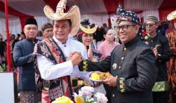 Gubernur Banten Andra Soni dan Bupati Tangerang Moch Maesyal Rasyid saat Peringatan Hari Jadi Ke-394 Kabupaten Tangerang di Gedung DPRD Kabupaten Tangerang, Selasa (13/10/2026). Foto: Ist