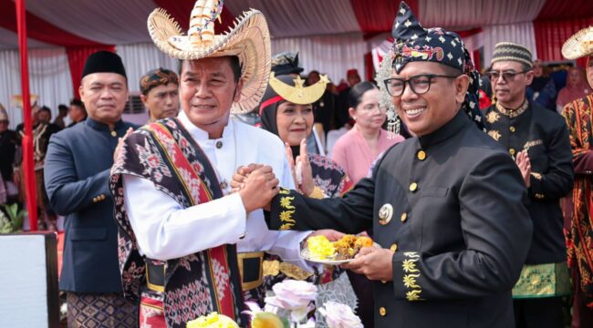Gubernur Banten Andra Soni dan Bupati Tangerang Moch Maesyal Rasyid saat Peringatan Hari Jadi Ke-394 Kabupaten Tangerang di Gedung DPRD Kabupaten Tangerang, Selasa (13/10/2026). Foto: Ist