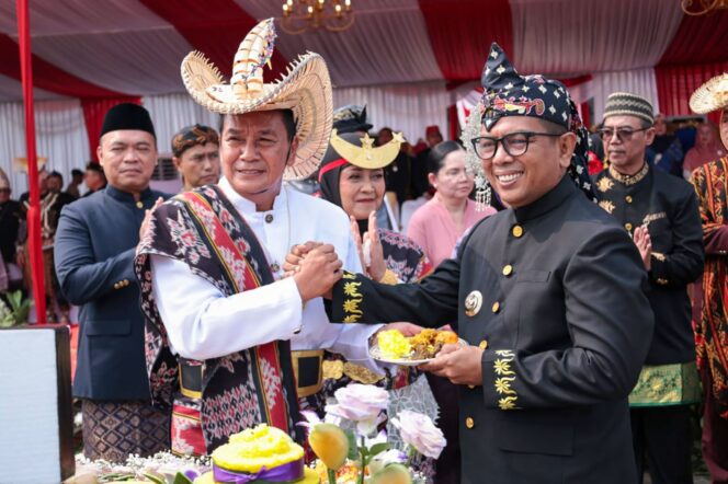 
 Gubernur Banten Andra Soni dan Bupati Tangerang Moch Maesyal Rasyid saat Peringatan Hari Jadi Ke-394 Kabupaten Tangerang di Gedung DPRD Kabupaten Tangerang, Selasa (13/10/2026). Foto: Ist
