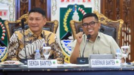 Gubernur Banten Andra Soni Didampingi Sekda Banten Deden Apriandhi Hartawan saat Rapat Koordinasi (Rakor) Satlinmas Provinsi Banten Tahun 2026 di Pendopo Gubernur Banten, Kota Serang. Foto: Ist