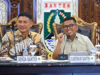Gubernur Banten Andra Soni Didampingi Sekda Banten Deden Apriandhi Hartawan saat Rapat Koordinasi (Rakor) Satlinmas Provinsi Banten Tahun 2026 di Pendopo Gubernur Banten, Kota Serang. Foto: Ist