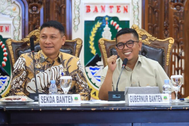 
 Gubernur Banten Andra Soni Didampingi Sekda Banten Deden Apriandhi Hartawan saat Rapat Koordinasi (Rakor) Satlinmas Provinsi Banten Tahun 2026 di Pendopo Gubernur Banten, Kota Serang. Foto: Ist