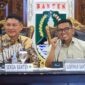 Gubernur Banten Andra Soni Didampingi Sekda Banten Deden Apriandhi Hartawan saat Rapat Koordinasi (Rakor) Satlinmas Provinsi Banten Tahun 2026 di Pendopo Gubernur Banten, Kota Serang. Foto: Ist