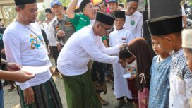 Gubernur Banten Andra Soni saat melepas Jalan Sehat Sarungan dalam rangka Hari Santri Nasional 2026 di Coconut Island Jl. Raya Carita No. 8 Km 3, Caringin, Labuan, Pandeglang. Foto: Ist