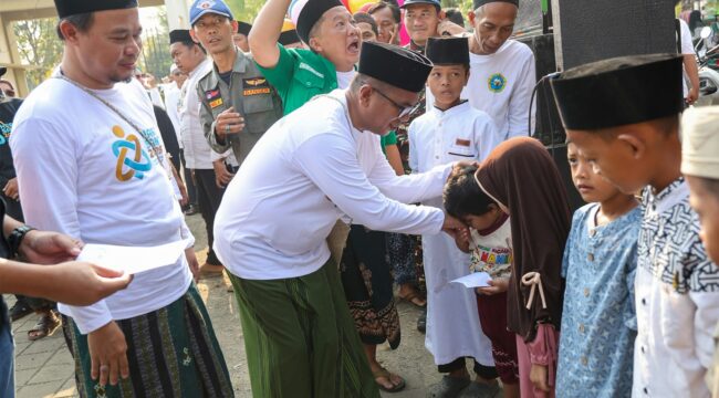 Gubernur Banten Andra Soni saat melepas Jalan Sehat Sarungan dalam rangka Hari Santri Nasional 2026 di Coconut Island Jl. Raya Carita No. 8 Km 3, Caringin, Labuan, Pandeglang. Foto: Ist