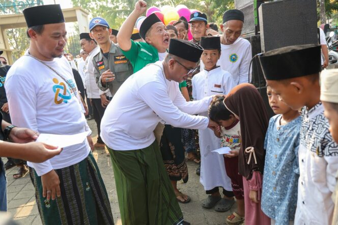 
 Gubernur Banten Andra Soni saat melepas Jalan Sehat Sarungan dalam rangka Hari Santri Nasional 2026 di Coconut Island Jl. Raya Carita No. 8 Km 3, Caringin, Labuan, Pandeglang. Foto: Ist