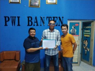 Ketua Panitia Konferensi didampingi Ketua PWI Kota Tangerang Selatan (Tangsel) saat menyerahkan berkas verifikasi anggota PWI Kota Tangsel. Foto: Ist