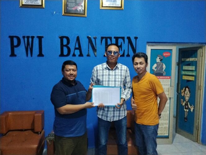 
 Ketua Panitia Konferensi didampingi Ketua PWI Kota Tangerang Selatan (Tangsel) saat menyerahkan berkas verifikasi anggota PWI Kota Tangsel. Foto: Ist