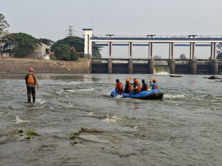 Atlet arung jeram Kota Tangerang saat latihan di Sungai Cisadane. Foto: Ist
