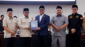 Gubernur Banten Andra Soni bersama Pimpinan DPRD Banten saat rapat Paripurna. Foto: Ist