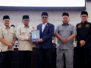 Gubernur Banten Andra Soni bersama Pimpinan DPRD Banten saat rapat Paripurna. Foto: Ist