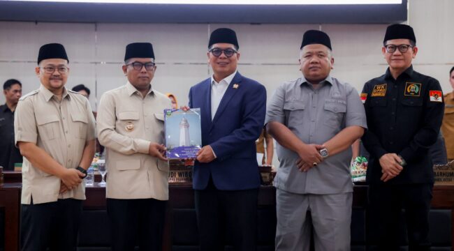 Gubernur Banten Andra Soni bersama Pimpinan DPRD Banten saat rapat Paripurna. Foto: Ist