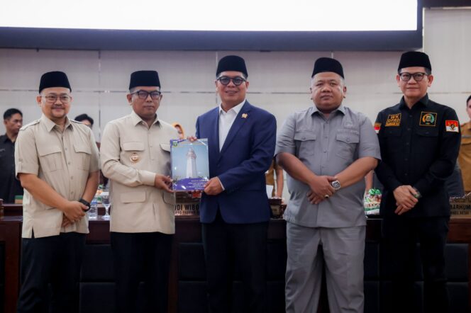 
 Gubernur Banten Andra Soni bersama Pimpinan DPRD Banten saat rapat Paripurna. Foto: Ist