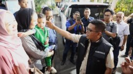 Gubernur Banten Andra Soni saat Kunjungi Sejumlah Korban insiden KMP Batumandi di Pelabuhan Merah Cilegon. Foto: Ist