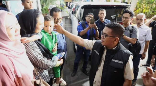 Gubernur Banten Andra Soni saat Kunjungi Sejumlah Korban insiden KMP Batumandi di Pelabuhan Merah Cilegon. Foto: Ist