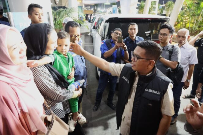 
 Gubernur Banten Andra Soni saat Kunjungi Sejumlah Korban insiden KMP Batumandi di Pelabuhan Merah Cilegon. Foto: Ist